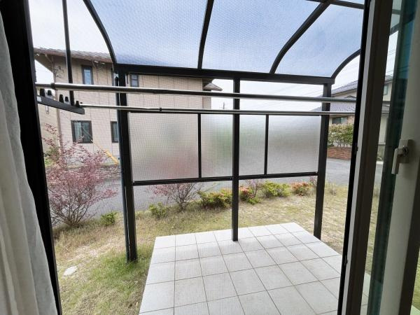 公園通り1丁目　中古のバルコニー|リビングとつながったテラスは屋根付きで天候に左右されにくい仕様です。目隠しパネルが設置されており外部からの視線も配慮されています。