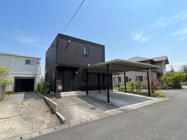 公園通り1丁目　中古の前面道路含む現地写真|開放感のある角地で周辺の街並みに調和した現地の外観が印象的です。前面道路も幅広く安心感があります。