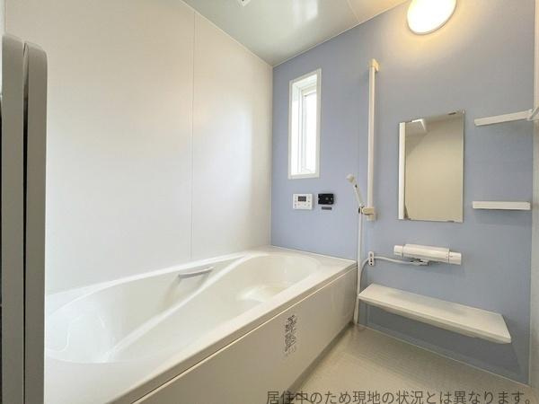 公園通り1丁目　中古の浴室|窓があり明るく換気のしやすいバスです。浴槽はゆったりとしたサイズ感で1日の疲れを癒す空間です。
