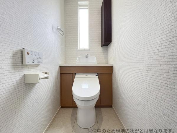 公園通り1丁目　中古のトイレ|窓があり明るく換気のできるトイレです。温水洗浄便座や手洗い場付きで使い勝手も配慮されています。収納も備わっておりすっきりとしています。