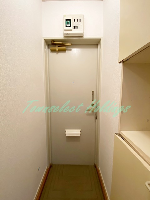 鎌倉市大町１丁目のアパートの玄関