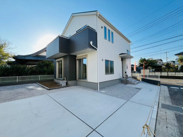 【LiveleGarden】下野上大領 全8棟の外観|〇8号棟〇
分譲地の入り口（北側道路及び敷地内道路）の開放的な区画設計♪車の出し入れもスムーズの好立地。開放感と利便性を両立したお勧めの区画です。カースペース3台駐車可能♪
※2026年10月撮影