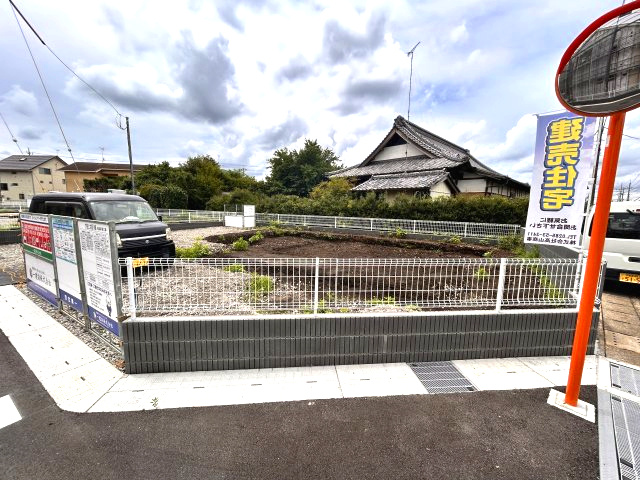 【LiveleGarden】下野上大領 全8棟の前面道路含む現地写真|〇分譲地〇
全8区画の新しい街が誕生！同世代が集まるコミュニティで、のびのび子育てを始められます♪
周囲の目も届きやすく安心の環境です。
※2026年7月撮影