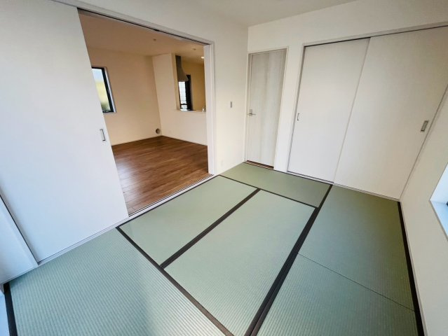 【LiveleGarden】下野上大領 全8棟の前面道路含む現地写真|〇分譲地〇
全8区画の新しい街が誕生！同世代が集まるコミュニティで、のびのび子育てを始められます♪
周囲の目も届きやすく安心の環境です。
※2026年7月撮影