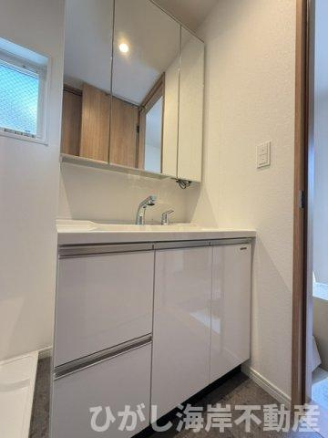 茅ヶ崎市東海岸南6丁目　新築戸建　全３棟の独立洗面台|三面鏡化粧台