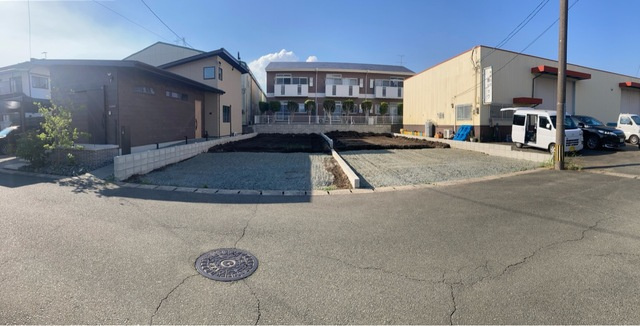 リーブルガーデン／東区小山2丁目／2号棟の前面道路含む現地写真