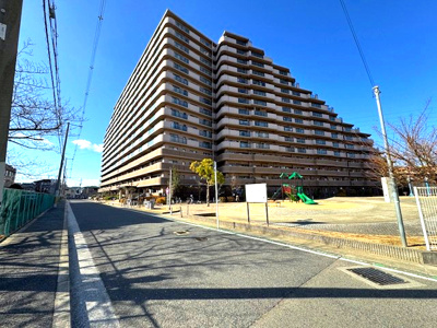 【外観】 | ケイズパーク堺・北花田 | オートロック／宅配ボックス有！公園・教育施設が身近に揃う、子育て世帯にも嬉しいエリアです。