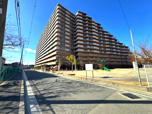 【外観】 | ケイズパーク堺・北花田 | オートロック／宅配ボックス有！公園・教育施設が身近に揃う、子育て世帯にも嬉しいエリアです。