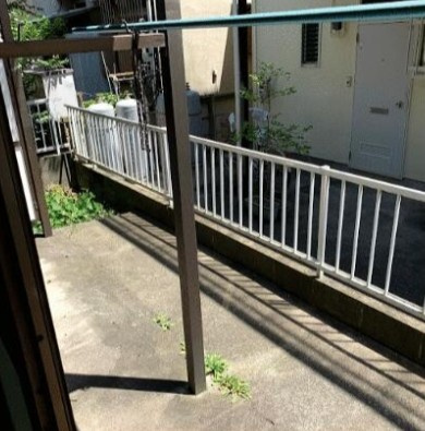 大和市西鶴間２丁目のアパートの庭