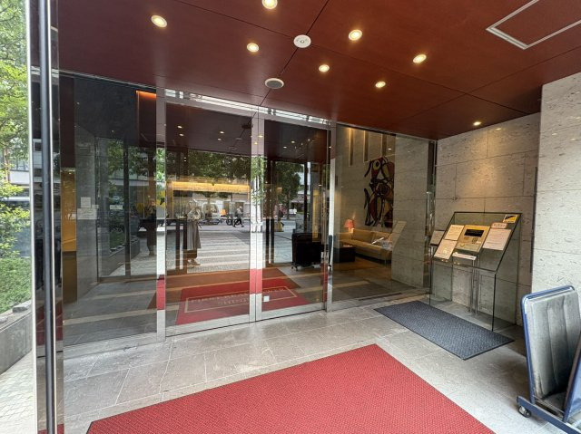 ファーストリアルタワー新宿のエントランス|建物の内部です