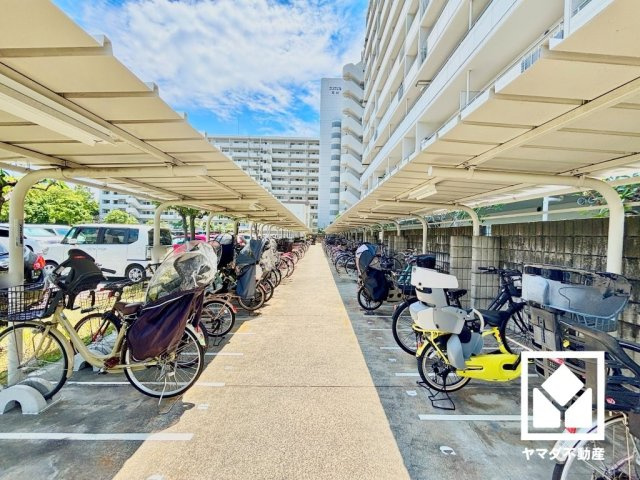 サンヴェールパルシティの駐輪場|屋根付き駐輪場なので、雨や風、直射日光から自転車を守ることができます。しっかり区画が整理されており、使い勝手の良い設計です。