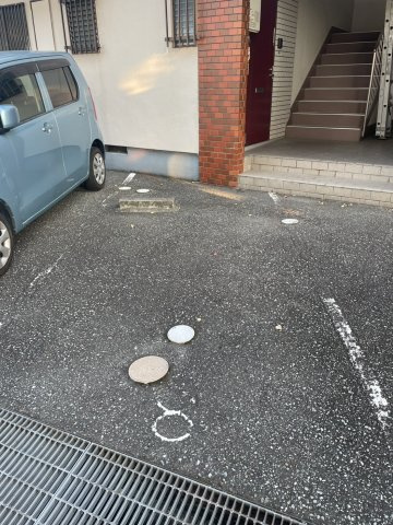 ミツモト上大市ハイツの駐車場