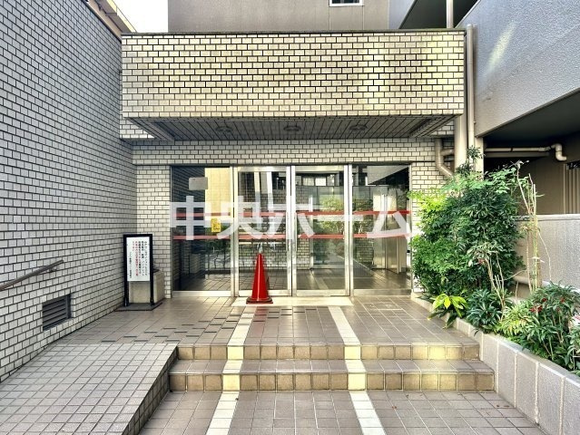 フドウ東陽町ハイツのエントランス|【エントランス】マンションのエントランスは、その物件の印象を決める、顔とも言える場所です。毎日通る場所ですからきれいなのが一番です。エントランス内はオートロックですので暮らしの安全も確保されています。