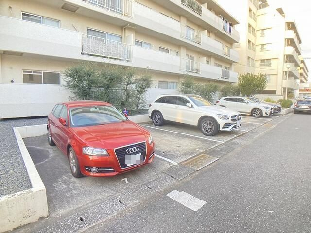 ライヴス行徳の駐車場