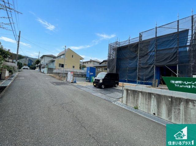 神戸市北区小倉台　第3期　新築一戸建ての前面道路含む現地写真|周辺は閑静な住宅街！前面道路広々で車の出し入れも便利です。駐車が苦手な方でも安心して車庫入れできます！
