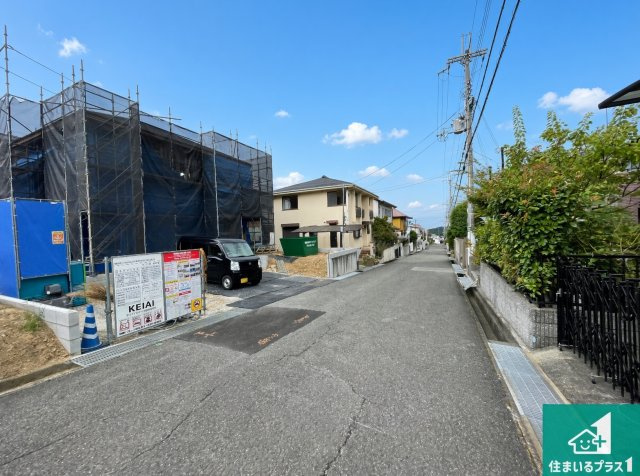 神戸市北区小倉台　第3期　新築一戸建ての前面道路含む現地写真|周辺は閑静な住宅街！前面道路広々で車の出し入れも便利です。駐車が苦手な方でも安心して車庫入れできます！