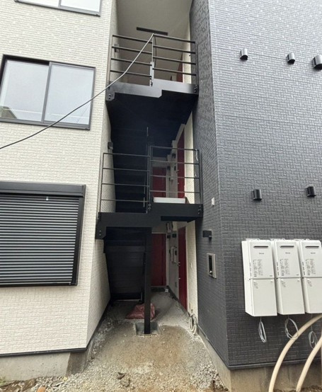 松戸市新松戸１丁目のアパートのエントランス