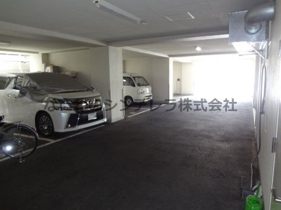 浪速コートの駐車場