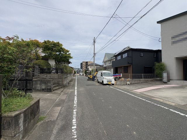 【その他】 | 春日市原町2丁目第1　2号棟（全2棟）【仲介手数料無料・0円】 | 現地写真。前面道路です。
