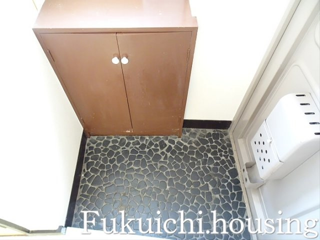 椿ビルの玄関