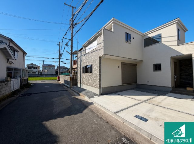 加古川市加古川町美乃利　第23期　新築一戸建ての前面道路含む現地写真|周辺は閑静な住宅街！前面道路広々で車の出し入れも便利です。駐車が苦手な方でも安心して車庫入れできます！