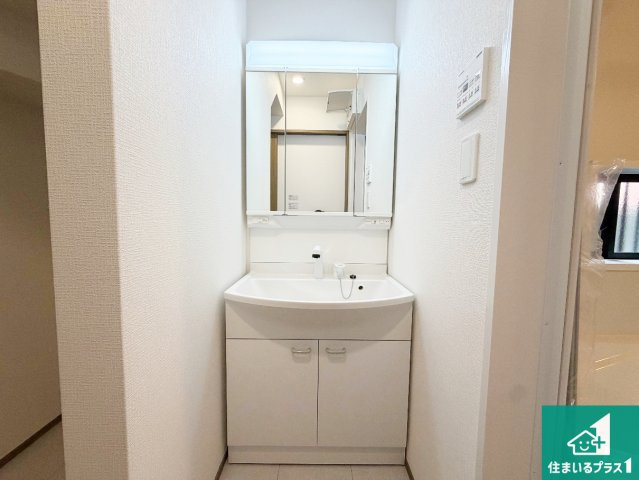 明石市大久保町西島　新築一戸建ての独立洗面台|清潔感のある洗面台です。フラットな鏡は掃除がしやすく毎日清潔！鏡裏には収納があるのでスッキリとした洗面台が保てます。