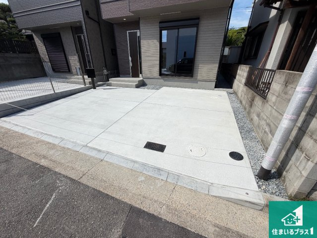 明石市大久保町西島　新築一戸建ての駐車場|並列２台駐車可能！ゆとりの駐車スペースで車庫入れもスムーズ！

