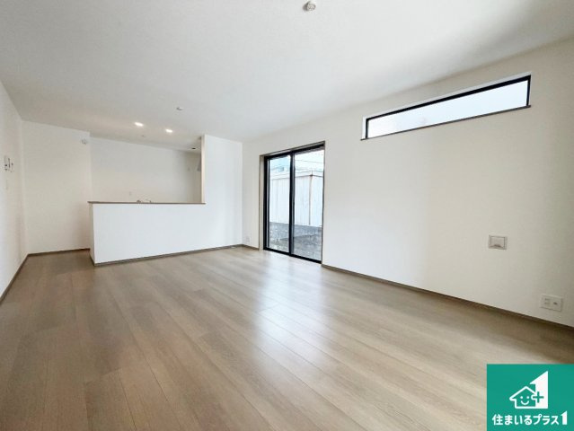明石市大久保町西島　新築一戸建ての居間・リビング|シンプルなリビングは、観葉植物等のインテリアを楽しめますね！パパ好みにも、ママ好みにも家具次第で雰囲気を変えることができます！