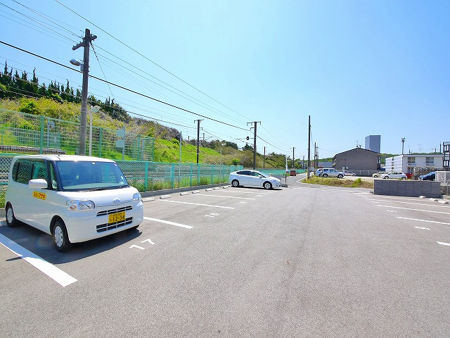 エルコートの駐車場|駐車場があるので、車を買う予定の方も安心です