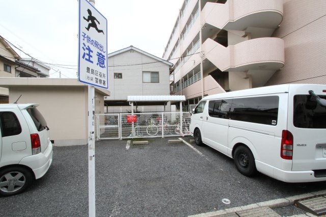 クレスト本町　駐車場有　駅近　の駐車場