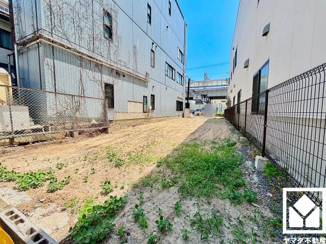 西宮市本町の外観|最寄りの阪神本線「西宮」駅までは傾斜が少ないほぼ平担な道のりで、自転車やベビーカーでの移動もスムーズになります。