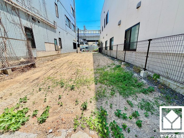 西宮市本町の外観|阪神本線「今津」駅と、阪急今津線「今津」駅はペデストリアンデッキで結ばれており、乗り換えもスムーズ。阪急今津線「今津」駅は始発駅のため座席にも座りやすく、快適な移動が可能です。
