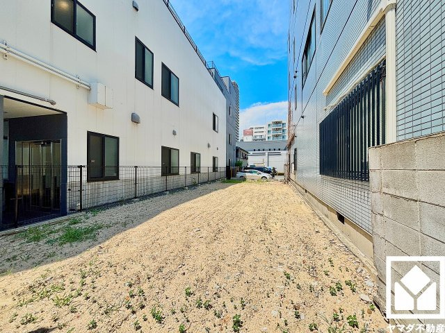 西宮市本町の外観|「ダイエー阪神西宮店」まで徒歩4分、「ファミリーマート西宮鞍掛町店」まで徒歩4分、「薬マツモトキヨシ阪神西宮駅前店」まで徒歩5分など、他にもお買い物施設が徒歩5分圏内に複数あり便利な住環境です。