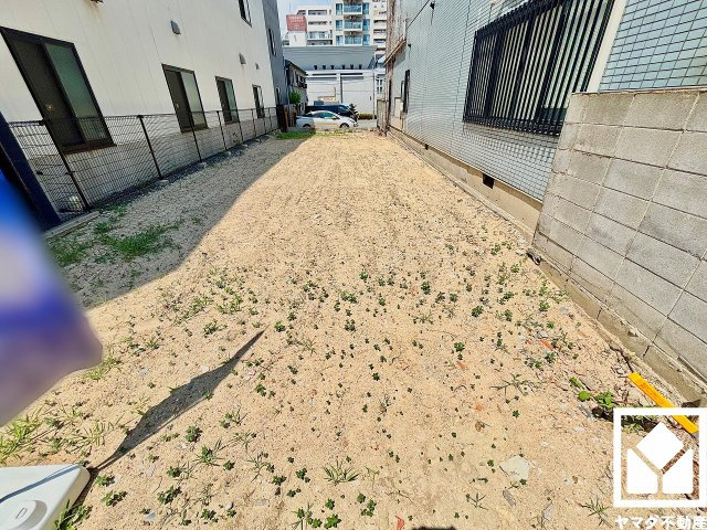 西宮市本町の外観|標識や交差点などが子ども向けのスケールで再現された「西宮交通公園」まで徒歩9分（約650m）。遊びながら交通ルールを学べるユニークな公園で、子育て世帯の方にもお勧めです。