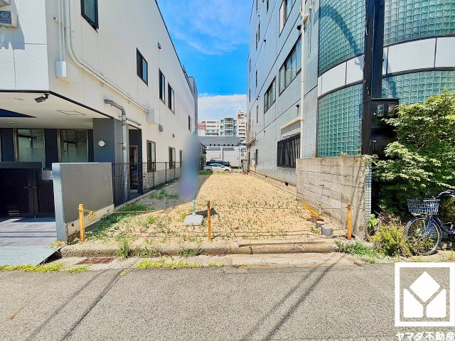 西宮市本町の外観|西宮交通公園の東側にはブランコやすべり台などのスタンダードな遊具や、ゆったりとした広場が整備された「東三公園」もございます。東側は大変植栽豊かで、四季折々のお花も楽しめます。