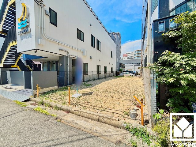 西宮市本町の外観|国道2号線まで約700m。阪神高速道路の西宮出入口（神戸方面）まで一般道で約400m、芦屋出入口（大阪方面）まで約2.0km。名神高速道路の西宮ICも約2.0kmと近く、車での移動にも便利な立地です。