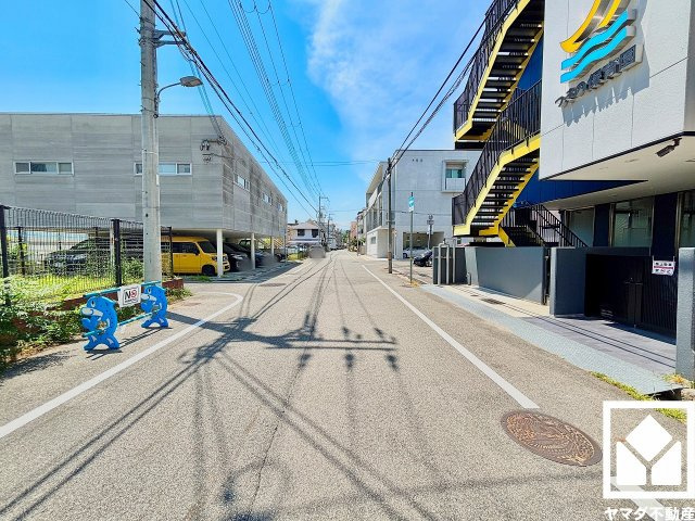 西宮市本町の前面道路含む現地写真|前面道路幅員約8.05mとゆったりとした広さがあるのでファミリーカー等の車の出入りもしやすい立地です。
