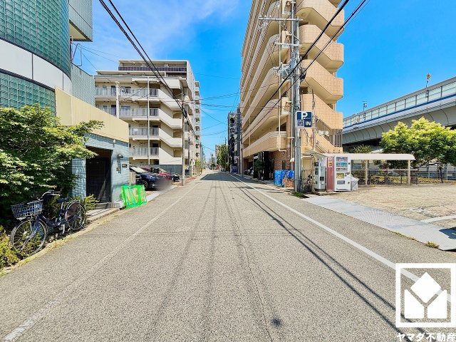 西宮市本町の前面道路含む現地写真|建築条件はございませんので、お好きな工務店・ハウスメーカーで建築可能です。
