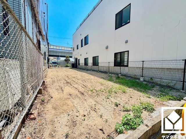 西宮市本町の外観|周囲にはすでに建物が建っていますので、実際の採光状況や窓の位置なども事前にご確認いただけます。