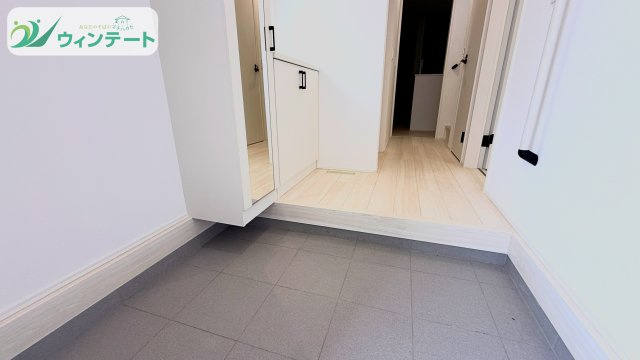 取手市新取手1丁目01期　新築戸建の玄関|家族の「ただいま」と「おかえり」が響く明るい玄関。木の質感がやさしく迎えてくれます。