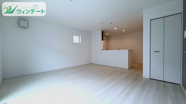 取手市新取手1丁目01期　新築戸建の居間・リビング|対面キッチンからはリビング全体が見渡せ、小さなお子さまがいても安心。家族の絆を深める空間です。