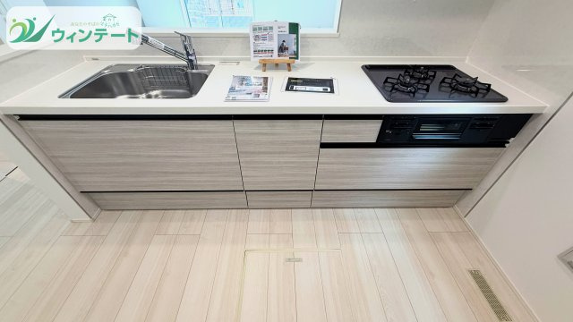 取手市新取手1丁目01期　新築戸建のキッチン|調理スペースが広く、収納も豊富なキッチン。シンプルなデザインで清潔感を感じられます。