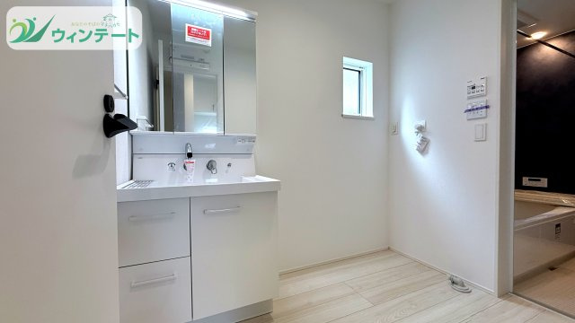 取手市新取手1丁目01期　新築戸建の独立洗面台|家族みんなが使いやすい収納力のある洗面台。朝の支度もスムーズにゆとりのある一日を始められます。