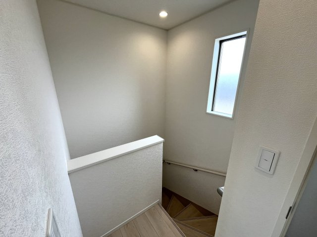 【その他】 | 仲介手数料無料！西岐波小学校に通える新築戸建　宇部市西岐波　第９－１号棟　クレイドルガーデン　アーネストワン | 階段には手すりも付いて安心ですね。