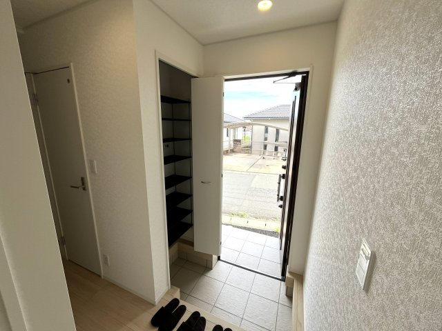 【玄関】 | 仲介手数料無料！西岐波小学校に通える新築戸建　宇部市西岐波　第９－１号棟　クレイドルガーデン　アーネストワン | 玄関には大型の下駄箱も設置。ブーツも楽々入ります。