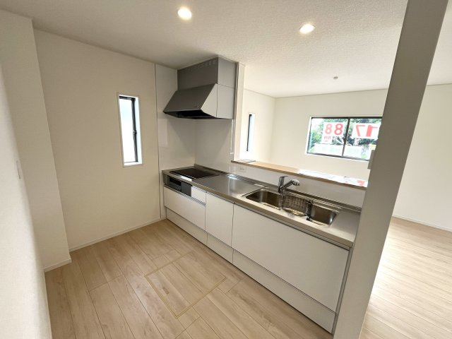 【キッチン】 | 仲介手数料無料！西岐波小学校に通える新築戸建　宇部市西岐波　第９－１号棟　クレイドルガーデン　アーネストワン | 使い勝手の良いシステムキッチンで楽しくクッキング♪
