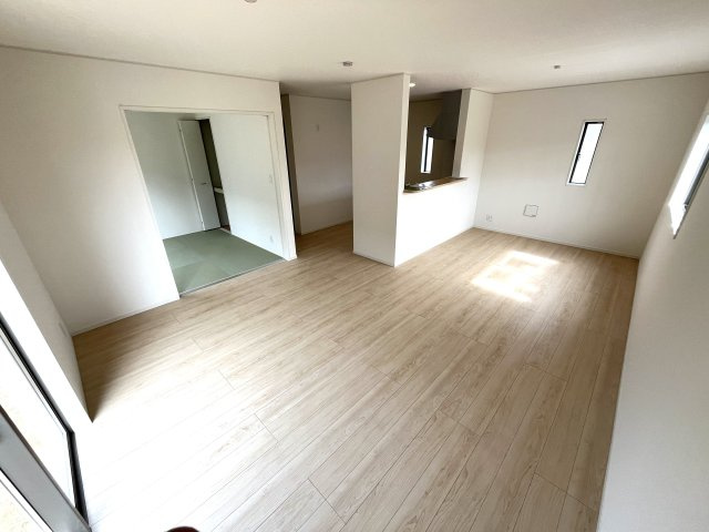 【居間・リビング】 | 仲介手数料無料！西岐波小学校に通える新築戸建　宇部市西岐波　第９－１号棟　クレイドルガーデン　アーネストワン | ゆったりとしたリビングは家族の団らんがはずみますね♪