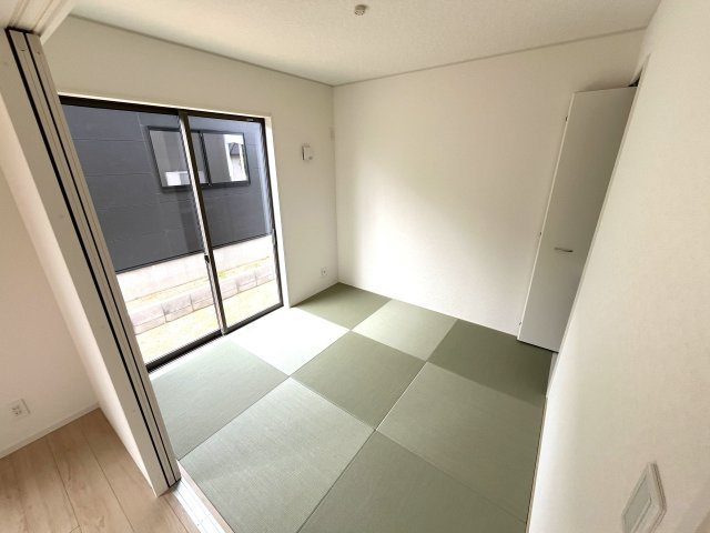 【和室】 | 仲介手数料無料！西岐波小学校に通える新築戸建　宇部市西岐波　第９－１号棟　クレイドルガーデン　アーネストワン | リビングにつながる和室は落ち着いた雰囲気を醸し出します