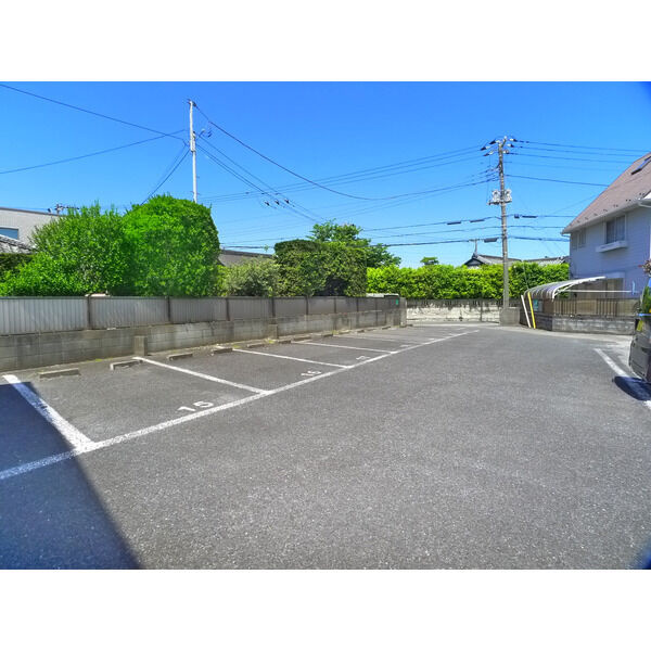 ロワフィーユの駐車場