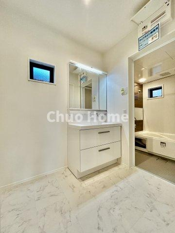 江東区東砂4丁目新築分譲住宅の独立洗面台|【洗面化粧台】洗面化粧台には三面鏡を採用。身だしなみを整えやすい事はもちろんですが、鏡の後ろに収納スペースを設ける事により、散らかりやすい洗面スペースをすっきりさせる事が出来るのも嬉しいですね